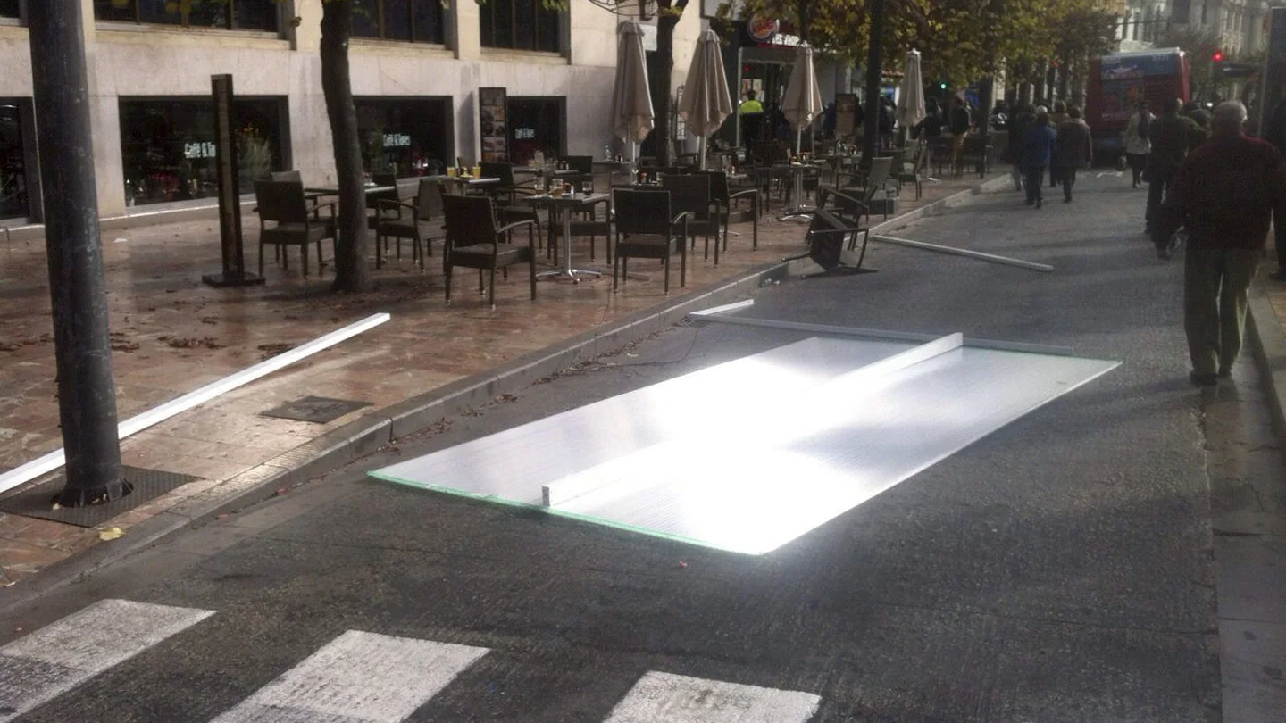 Una de las placas de metacrilato de la cubierta de la terraza de la sede del Ateneo Mercantil Una de las placas de metacrilato de la cubierta de la terraza de la sede del Ateneo Mercantil