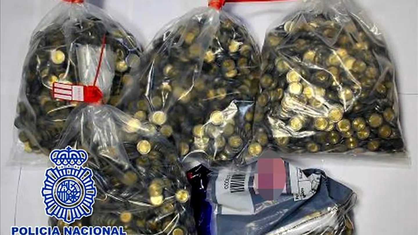 Fabricaban en sus casas doce mil monedas de 2 euros al mes de forma artesanal Fabricaban en sus casas doce mil monedas de 2 euros al mes de forma artesanal