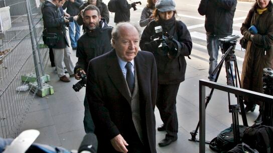 Jos&eacute; Luis N&uacute;&ntilde;ez Clemente (c), ex presidente del F&uacute;tbol Club Barcelona, 
