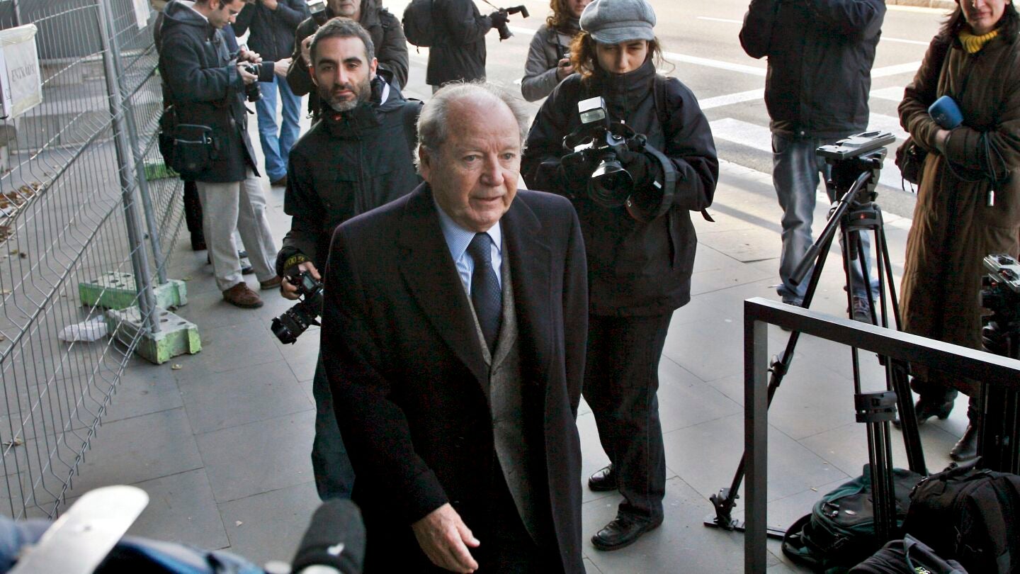 Jos&eacute; Luis N&uacute;&ntilde;ez Clemente (c), ex presidente del F&uacute;tbol Club Barcelona, 