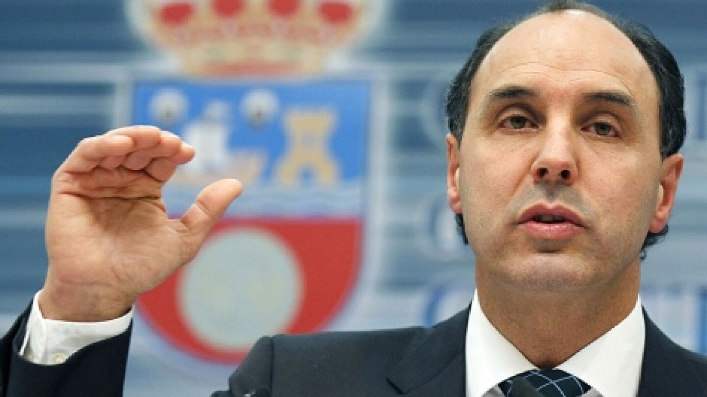 El presidente c&aacute;ntabro, Ignacio Diego, al anunciar un plan de ajuste.