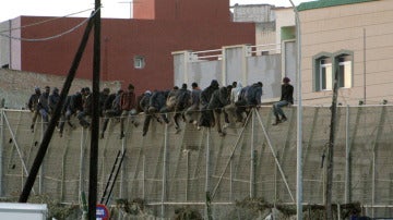 Una treintena de inmigrantes permanecen encaramados en la valla de Melilla