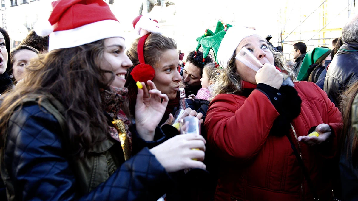 Varias personas se comen las uvas en la Puerta del Sol