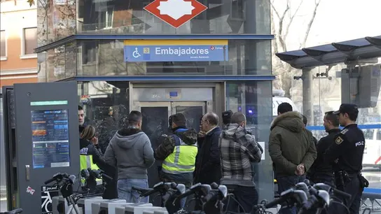 Entrada al metro de Embajadores, en Madrid Entrada al metro de Embajadores, en Madrid