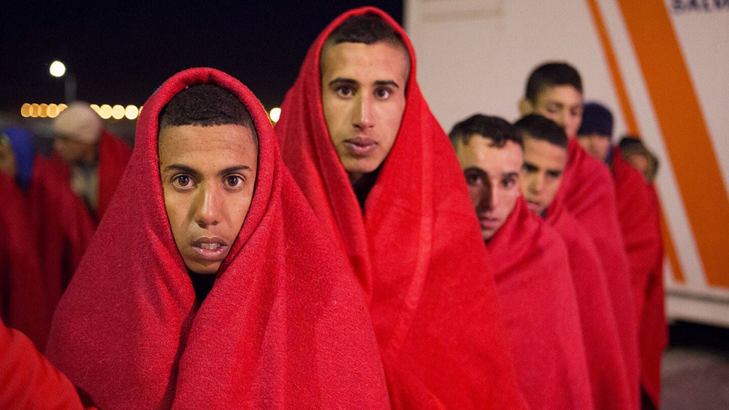 Llegan al puerto granadino de Motril los 53 inmigrantes rescatados cerca de las costas espa&ntilde;olas