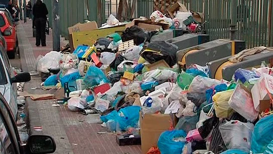 Imagen de la calle de Parla durante la huelga de basuras Imagen de la calle de Parla durante la huelga de basuras