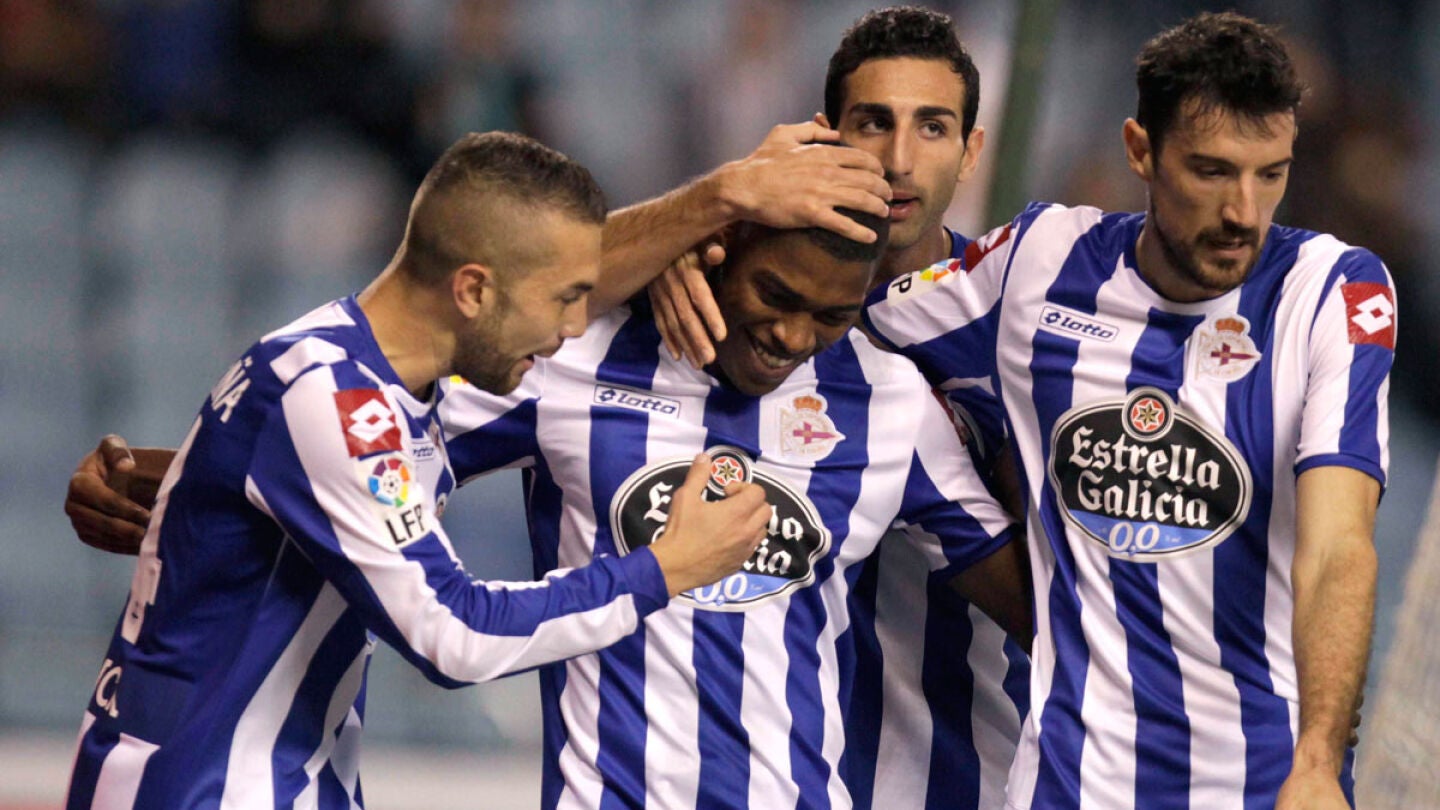 Iv&aacute;n Cavaleiro, felicitado por sus compa&ntilde;eros tras marcar ante el Athletic