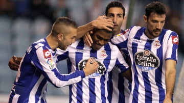 Iván Cavaleiro, felicitado por sus compañeros tras marcar ante el Athletic