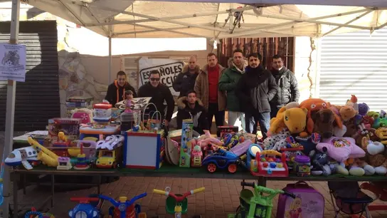 Miembros de la asociación posando con los juguetes Miembros de la asociación posando con los juguetes
