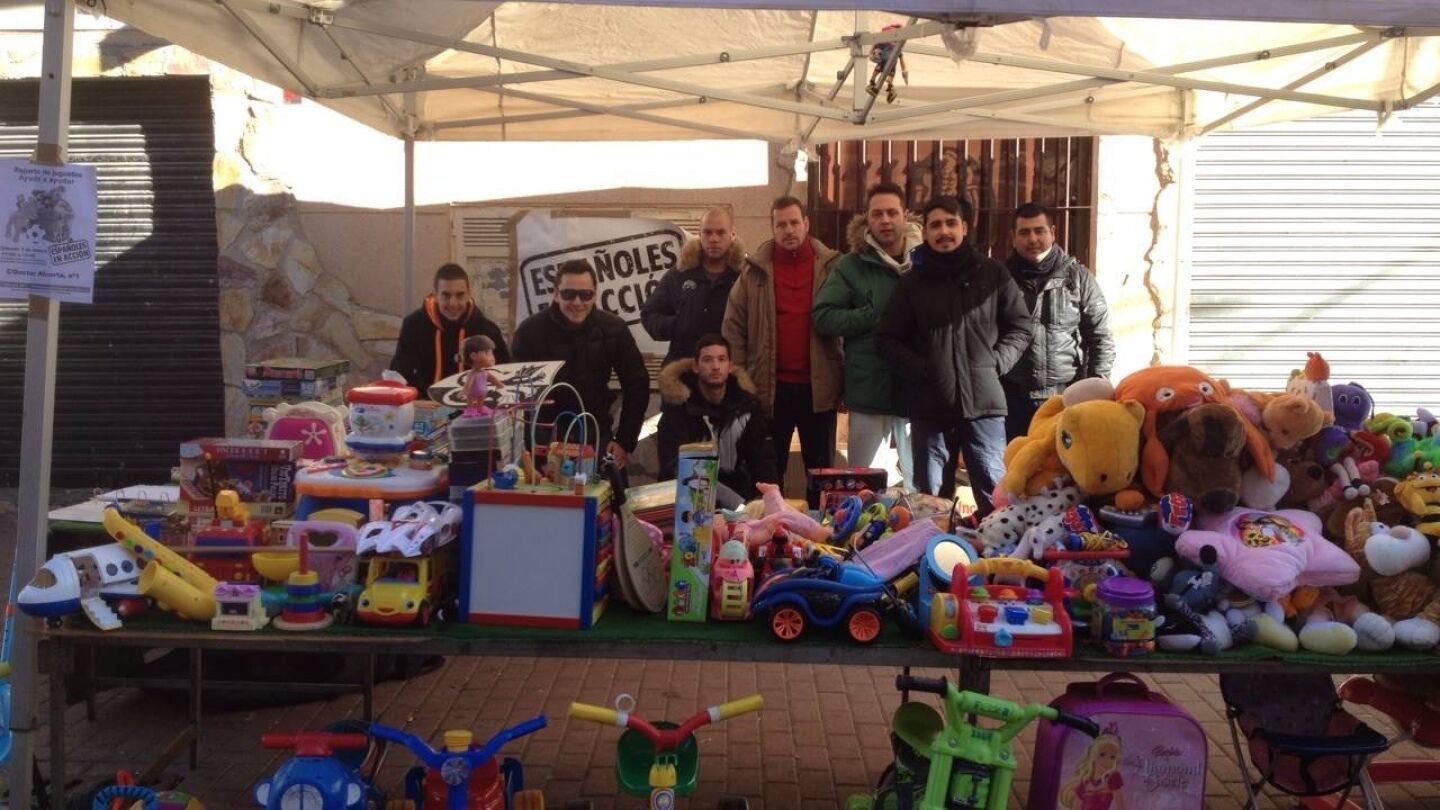 Miembros de la asociaci&oacute;n posando con los juguetes