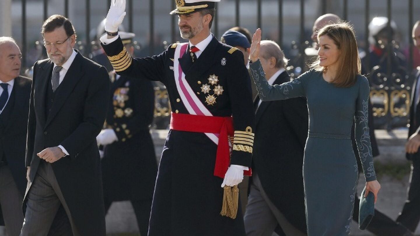 El rey Felipe y la reina Letizia saludando