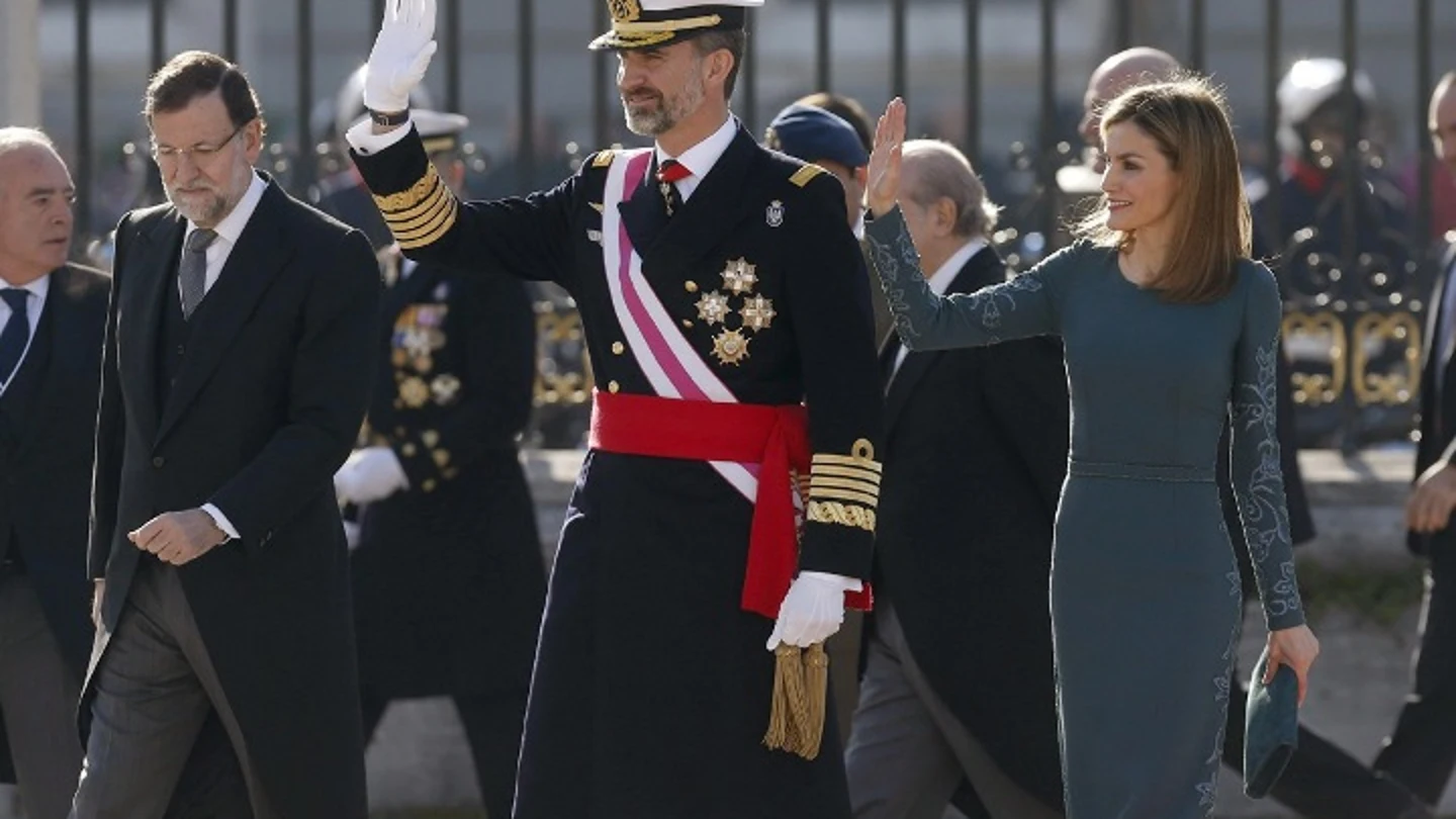 El rey Felipe y la reina Letizia saludando El rey Felipe y la reina Letizia saludando