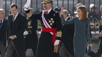El rey Felipe y la reina Letizia saludando