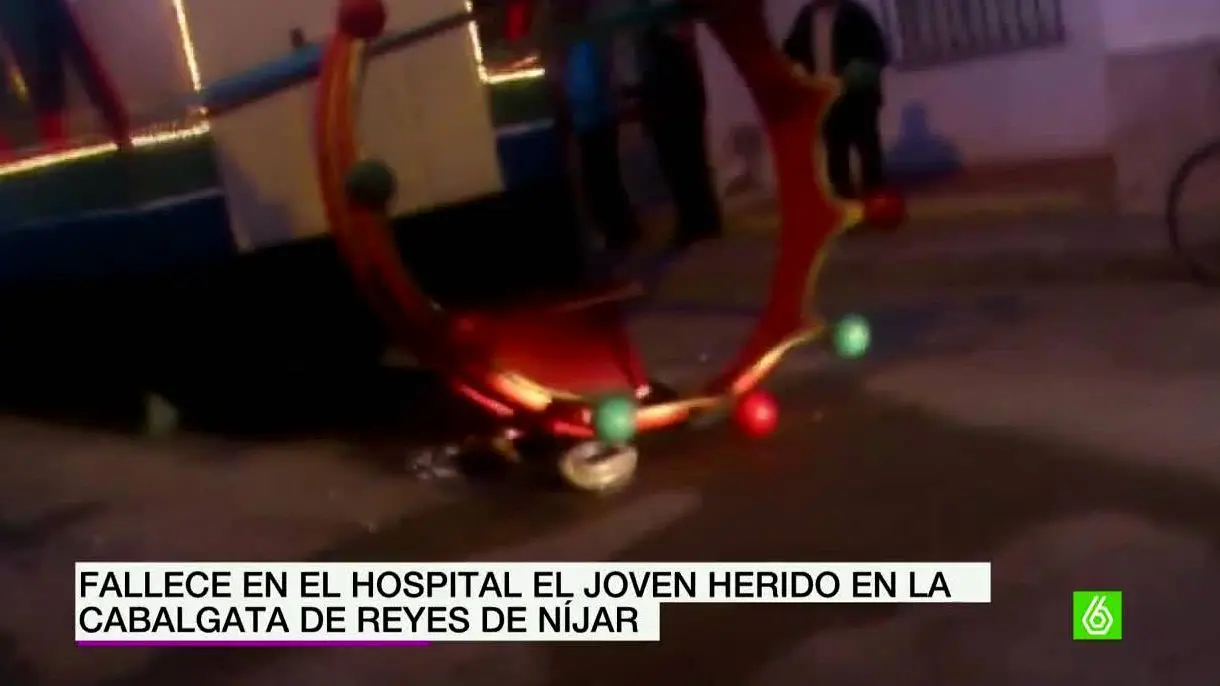 Joven en el suelo en la cabalgata de Níjar, Almería