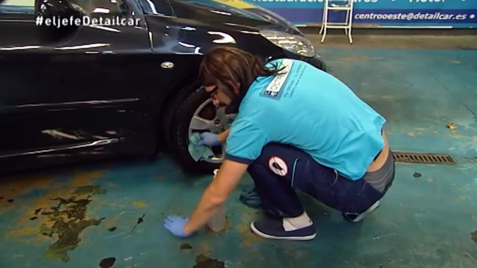 Nicolás Kanngiesser limpia coches con el agua de los charcos