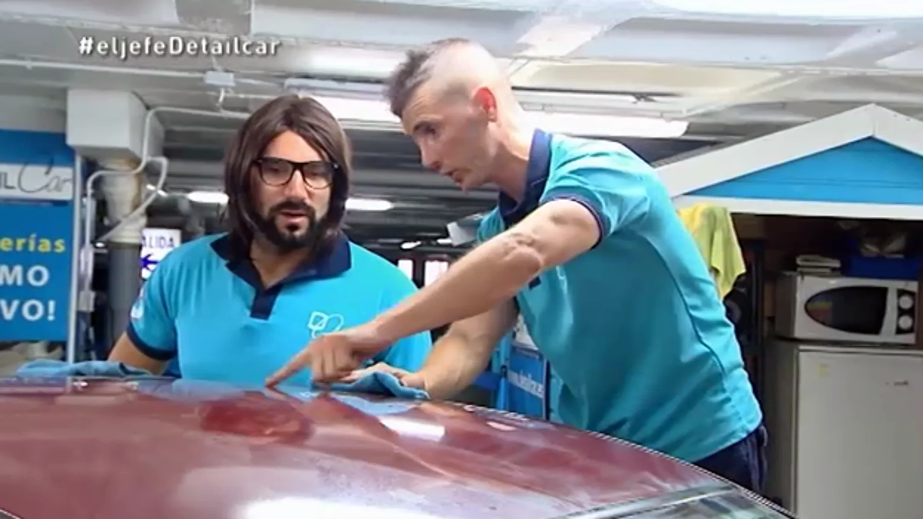 Raúl enseña cómo limpiar los coches al propietario de Detailcar