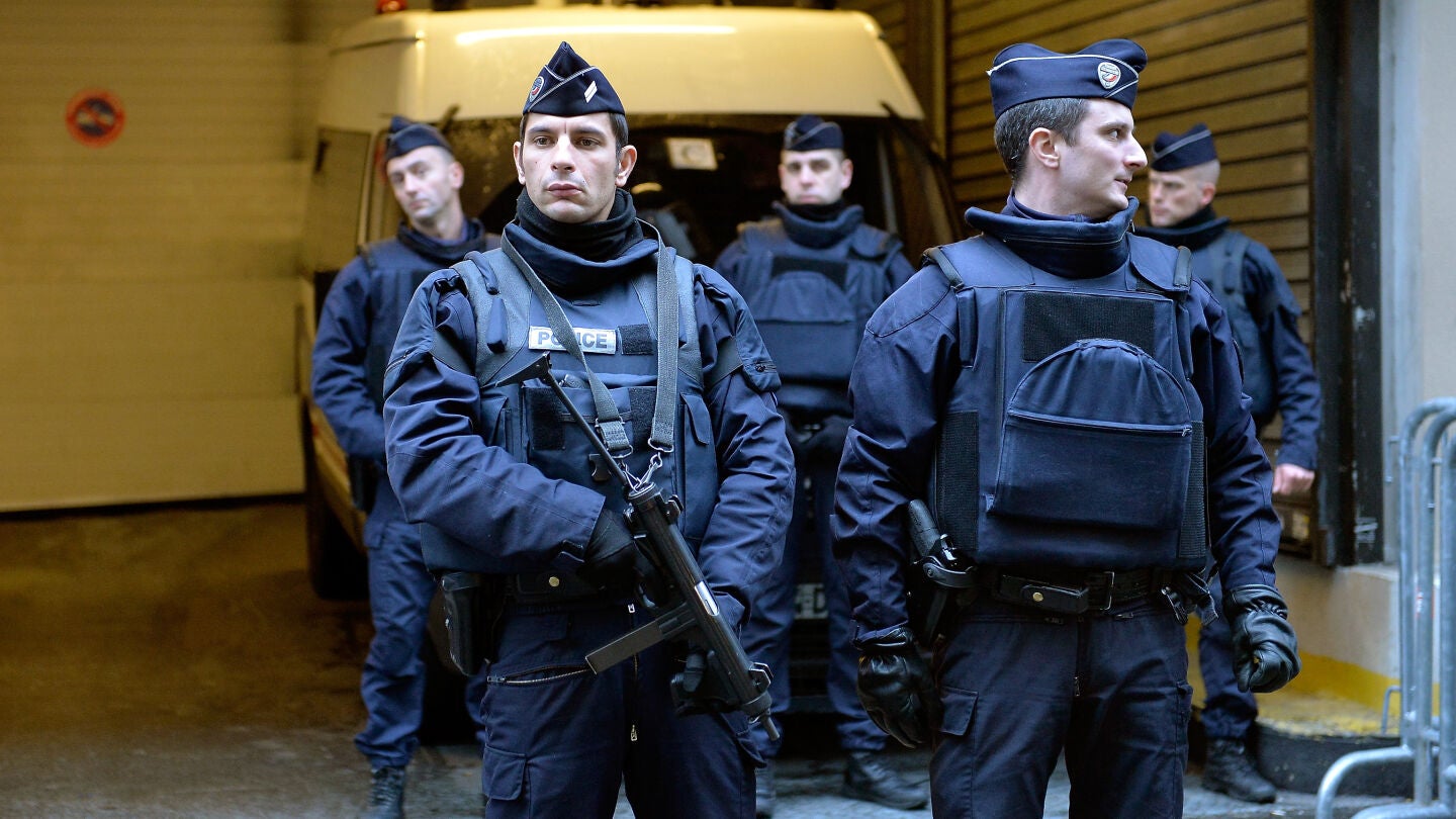 Polic&iacute;as franceses tras los atentados