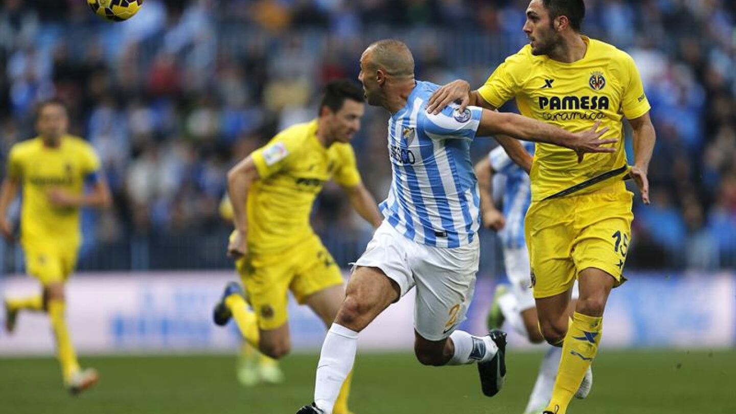 Amrabat, ante V&iacute;ctor Ruiz en la Rosaleda