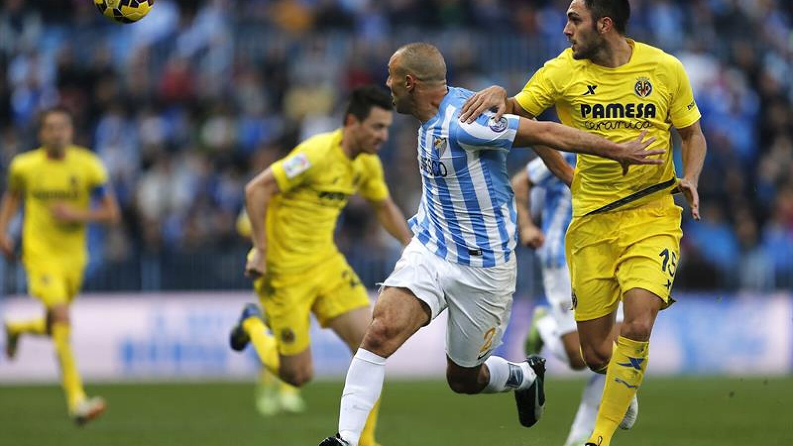 Amrabat, ante V&iacute;ctor Ruiz en la Rosaleda
