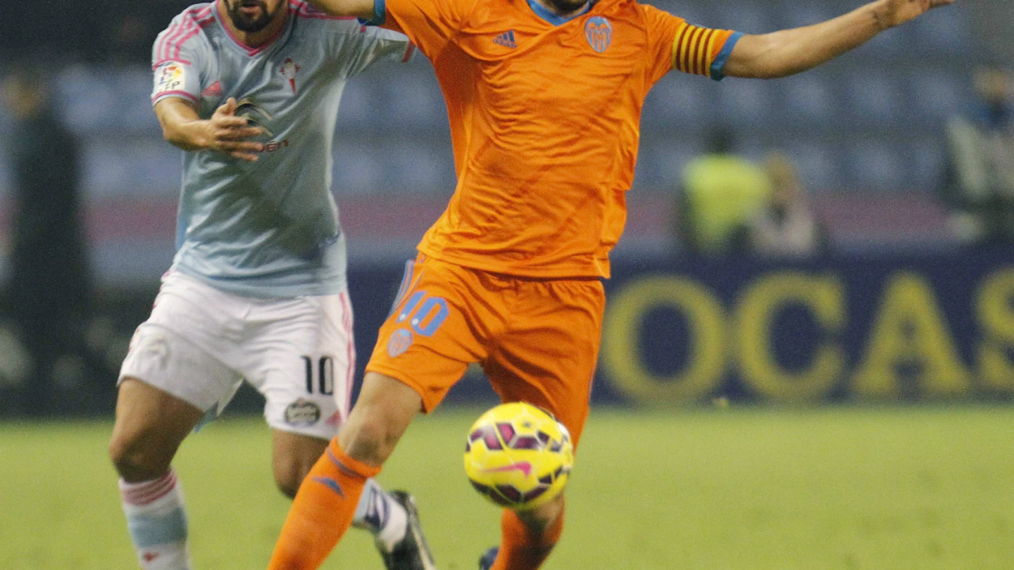 Parejo y Nolito forcejean por el esférico en Balaídos Parejo y Nolito forcejean por el esférico en Balaídos