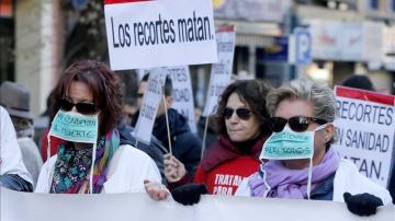 Afectados de Hepatitis C marchan a Moncloa reivindicando "tratamiento para todos".