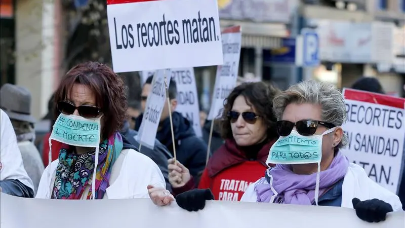 Afectados de Hepatitis C marchan a Moncloa reivindicando "tratamiento para todos".