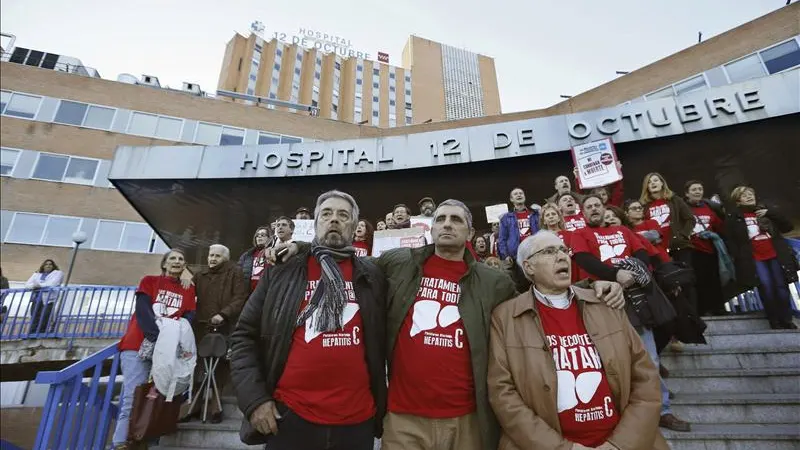 Afectados por hepatitis C marchan a La Moncloa para pedir fármacos para todos