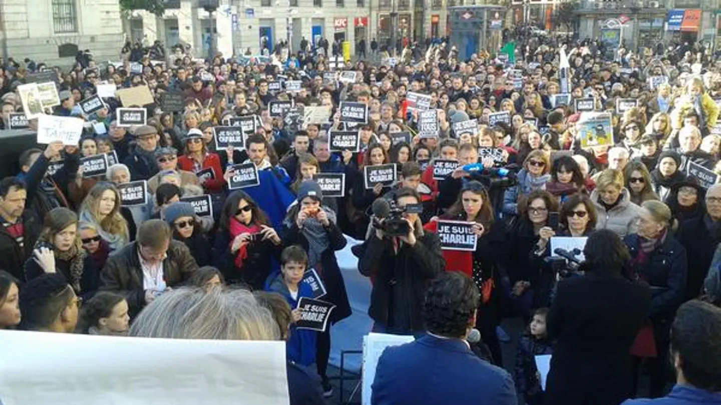 Madrid se concentra en repulsa a los atentados de París Madrid se concentra en repulsa a los atentados de París