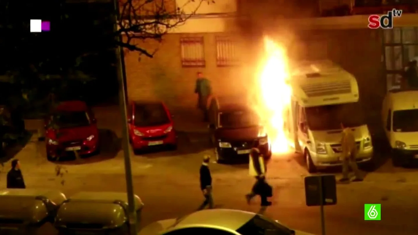 Una autocaravana ardiendo Una autocaravana ardiendo