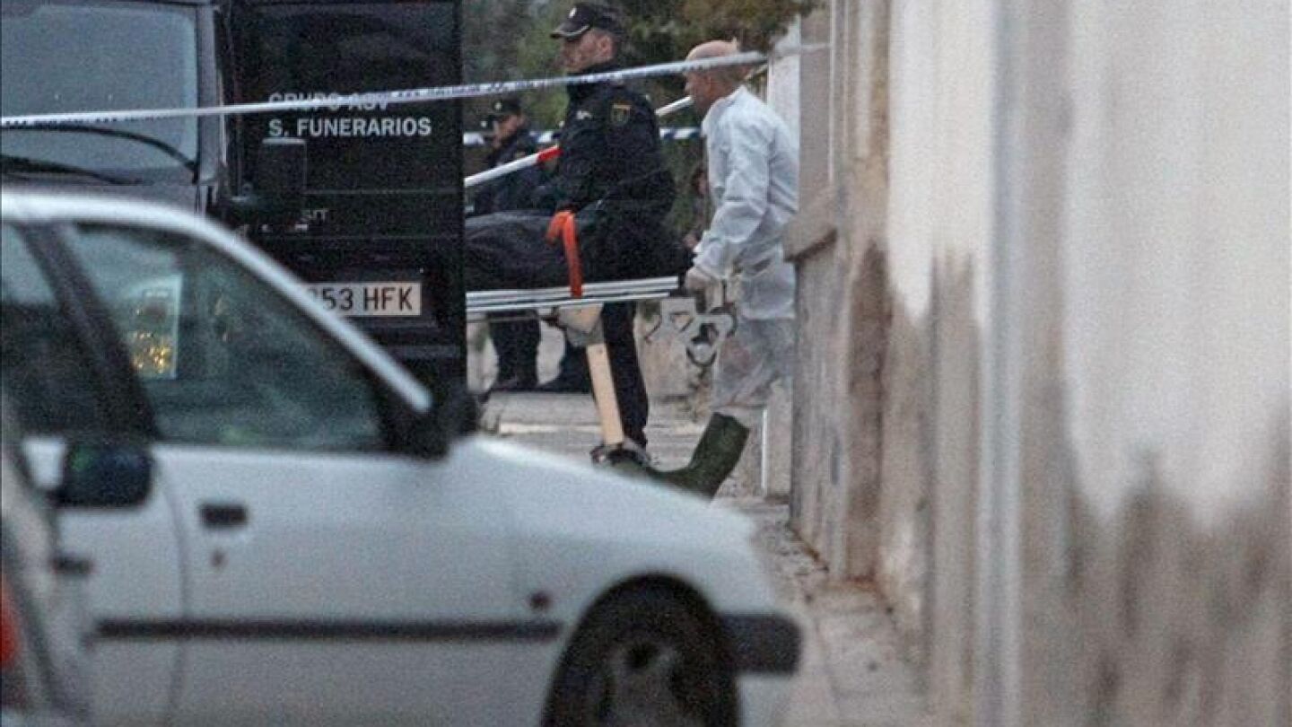 Levantamiento de uno de los tres cad&aacute;veres encontrados en un chal&eacute; en Elche