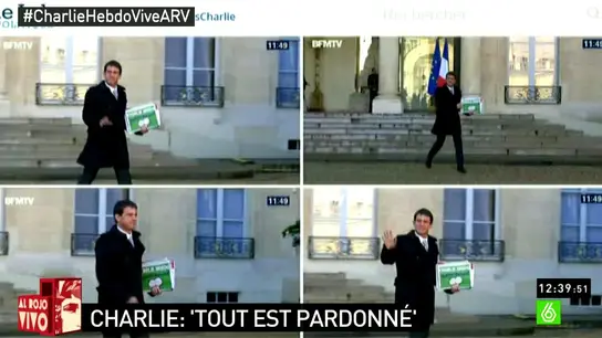 Manuel Valls con Charlie Hebdo en la mano Manuel Valls con Charlie Hebdo en la mano