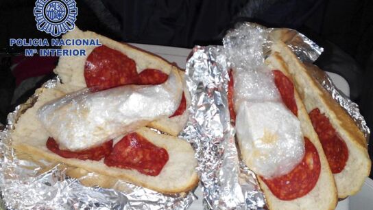 Coca&iacute;na escondida en bocadillos de chorizo