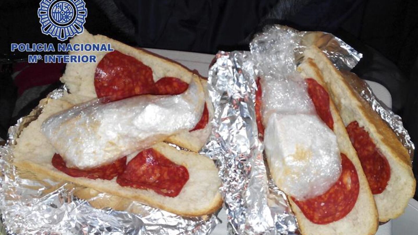 Coca&iacute;na escondida en bocadillos de chorizo
