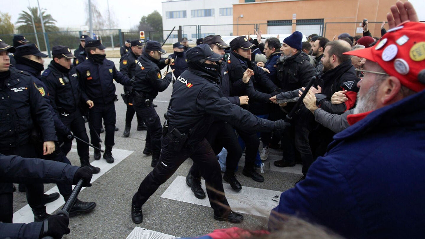 Agentes de la Polic&iacute;a Nacional y empleados de Coca-Cola se enfrentan en Fuenlabrada