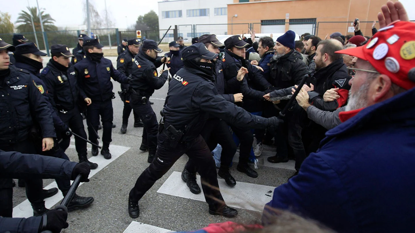 Agentes de la Policía Nacional y empleados de Coca-Cola se enfrentan en Fuenlabrada Agentes de la Policía Nacional y empleados de Coca-Cola se enfrentan en Fuenlabrada