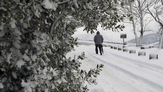 Un hombre camina sobre la nieve en Piedrafita do Cebreiro (Lugo Un hombre camina sobre la nieve en Piedrafita do Cebreiro (Lugo