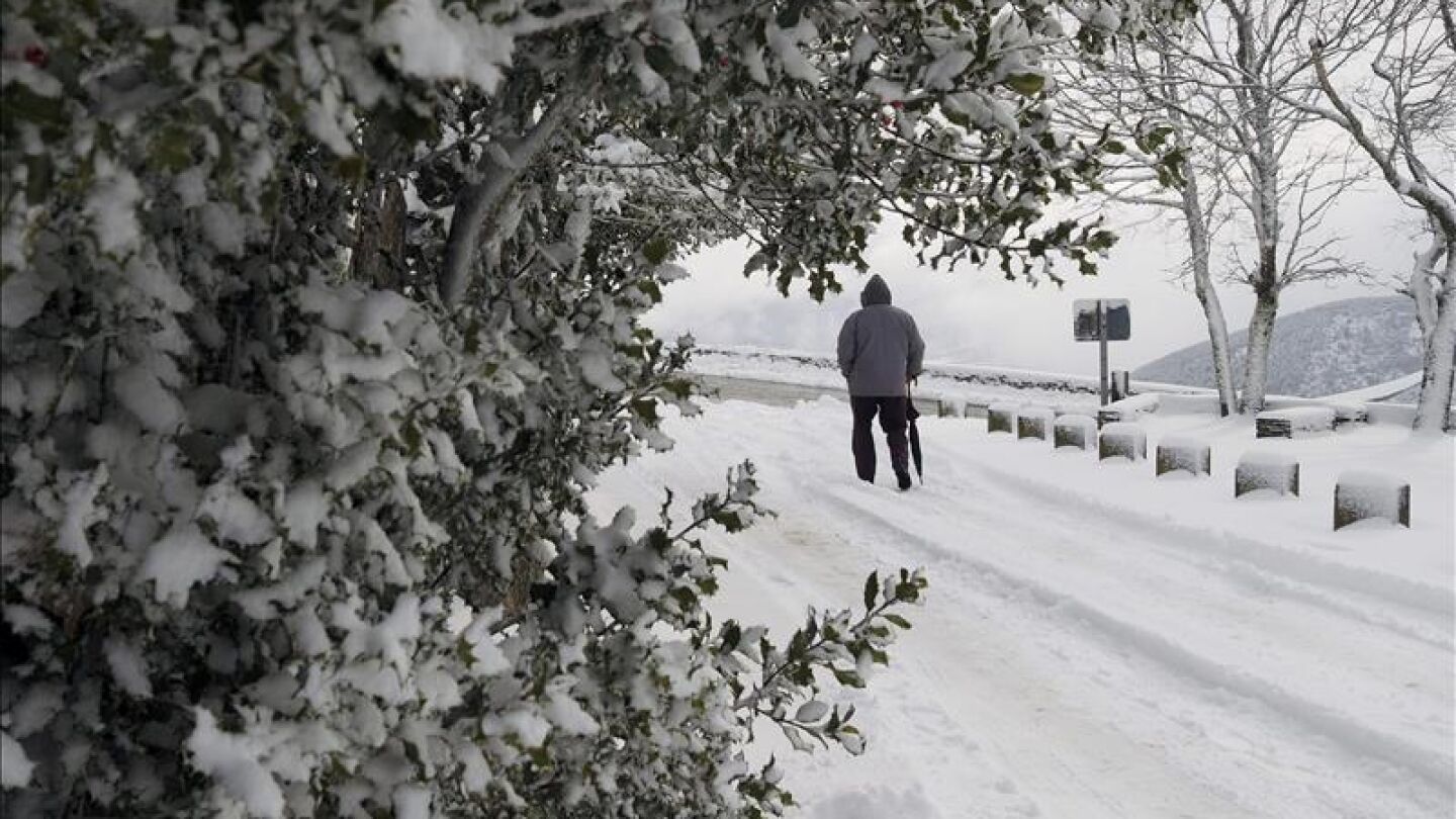 Un hombre camina sobre la nieve en Piedrafita do Cebreiro (Lugo