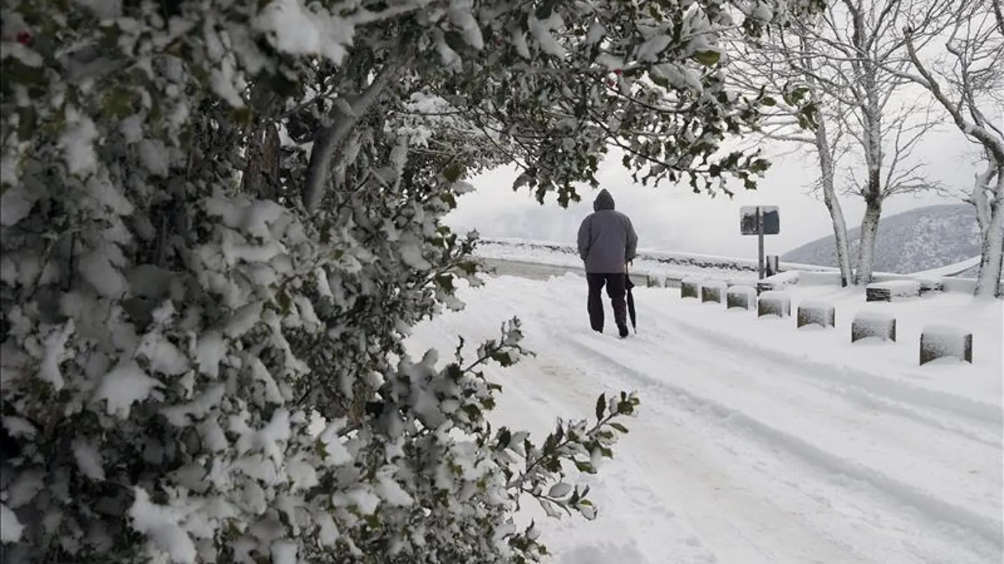 Un hombre camina sobre la nieve en Piedrafita do Cebreiro (Lugo Un hombre camina sobre la nieve en Piedrafita do Cebreiro (Lugo