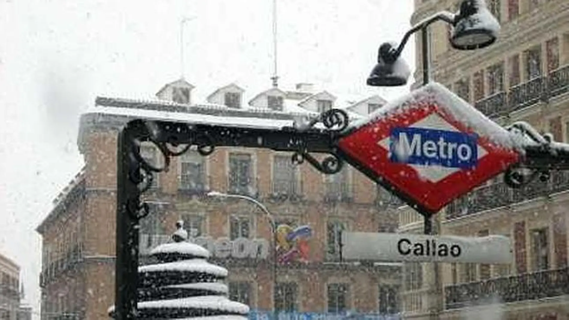 La estación de metro Callao cubierta de nieve en Madrid