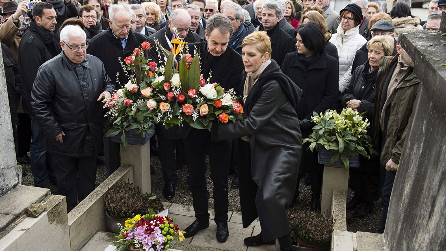 Zapatero visita emocionado la tumba de Aza&ntilde;a en Francia