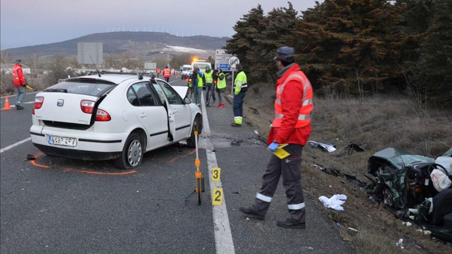 Varios agentes de Polic&iacute;a Foral inspeccionando el lugar tras un accidente