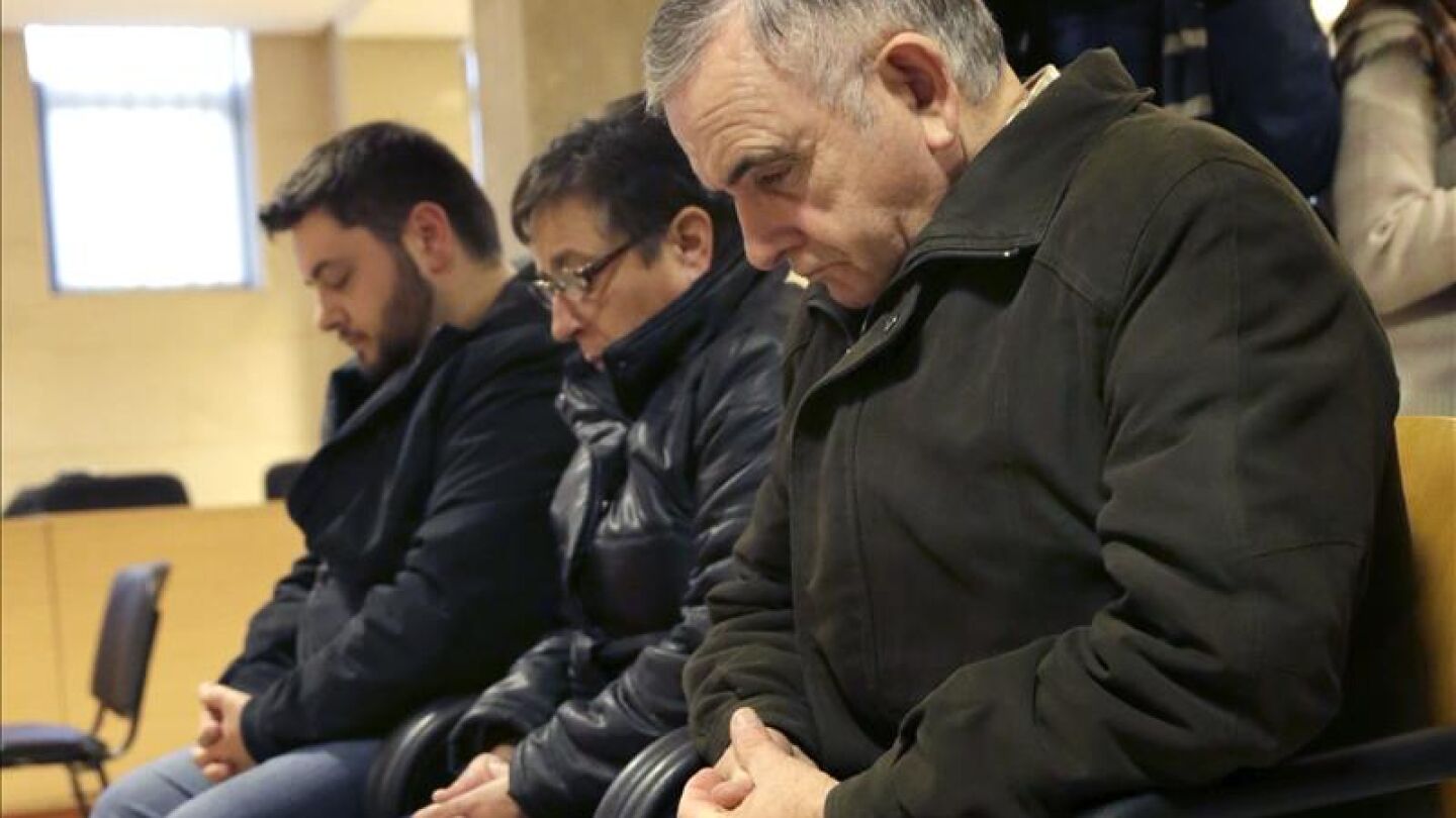 El autor confeso del robo del C&oacute;dice llega al juzgado con su mujer e hijo