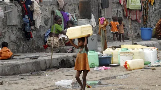 Una niña huérfana carga con un bidón para el agua en Bombai (India). Una niña huérfana carga con un bidón para el agua en Bombai (India).