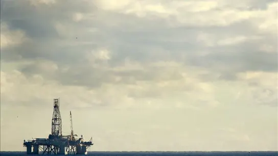 En la imagen, una plataforma de extracción fondeada en la bahía de Santa cruz de Tenerife. En la imagen, una plataforma de extracción fondeada en la bahía de Santa cruz de Tenerife.