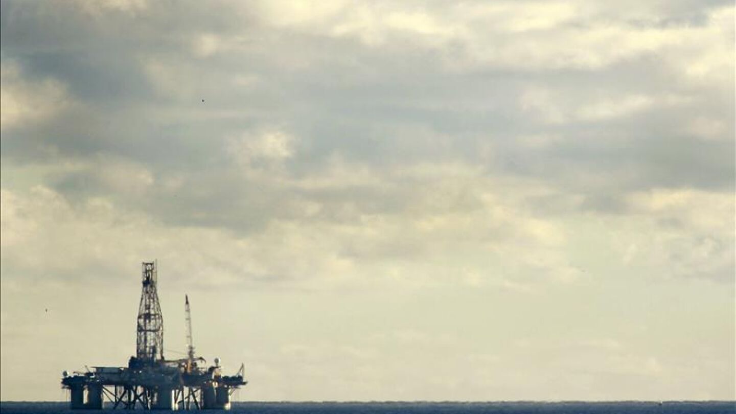 En la imagen, una plataforma de extracci&oacute;n fondeada en la bah&iacute;a de Santa cruz de Tenerife.