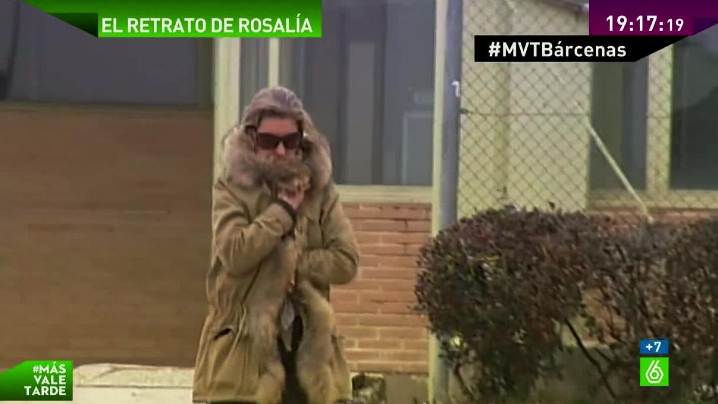 Rosal&iacute;a Iglesias saliendo de Soto del Real
