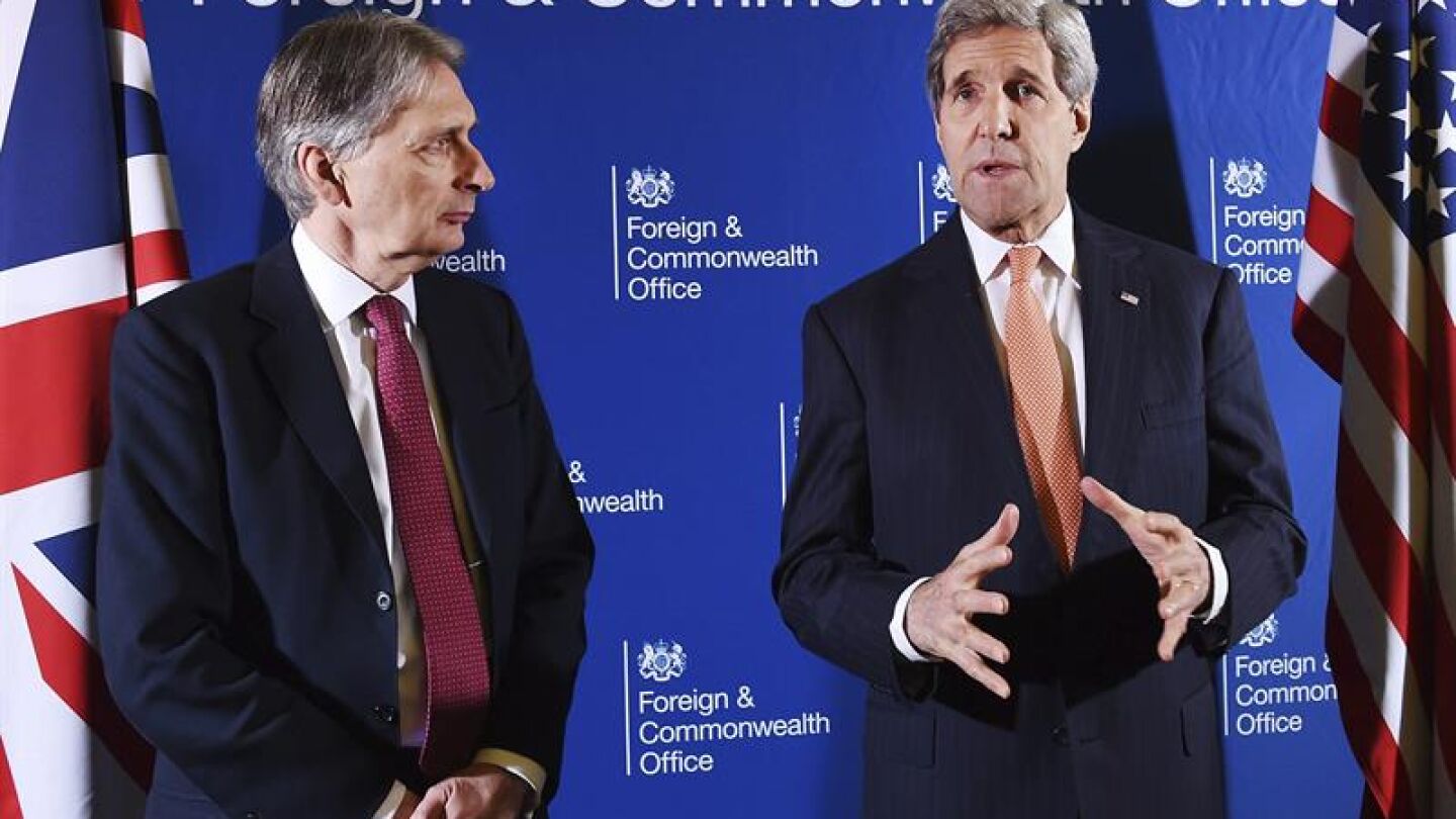  El ministro de Exteriores brit&aacute;nico, Philip Hammond (izq), y el secretario de Estado de EE.UU., John Kerry