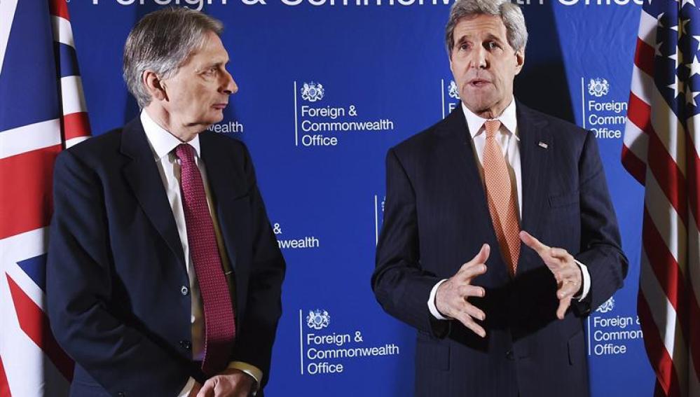  El ministro de Exteriores británico, Philip Hammond (izq), y el secretario de Estado de EE.UU., John Kerry