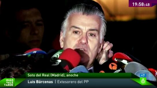 Luis B&aacute;rcenas habla ante los medios