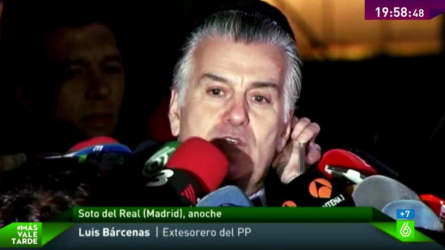 Luis B&aacute;rcenas habla ante los medios